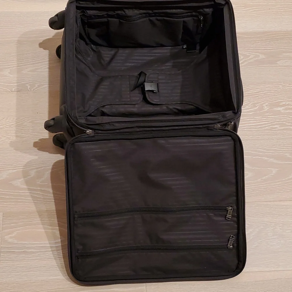 Tumi Expandable International Carry-on Luggage Suitcase in Gray